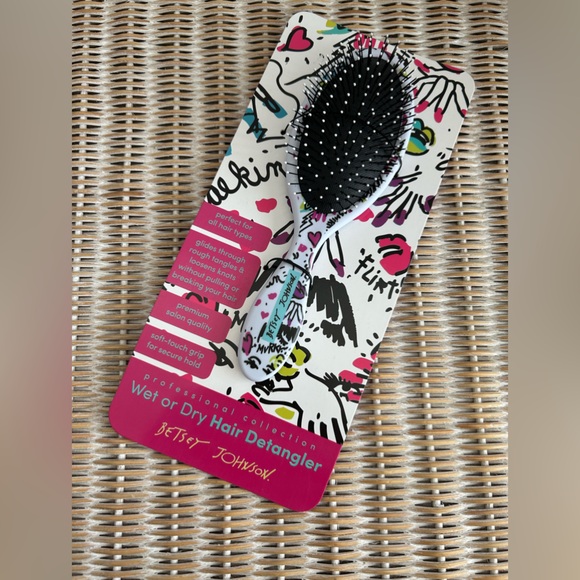 Betsy Johnson wet dry brush with - Picture 3 of 3